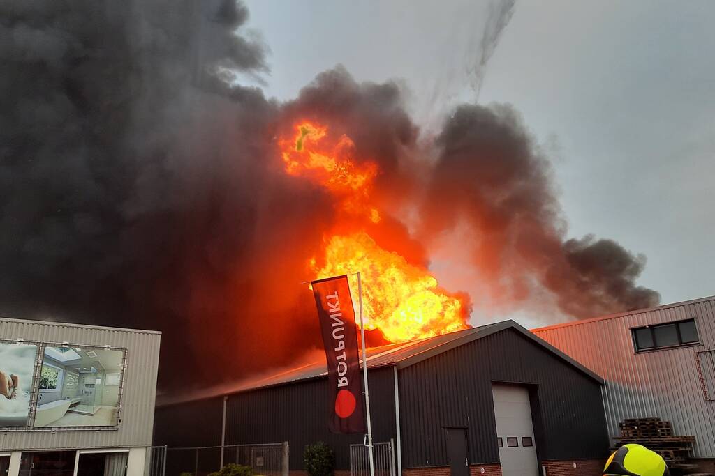 Dikke zwarte rookwolken bij uitslaande brand