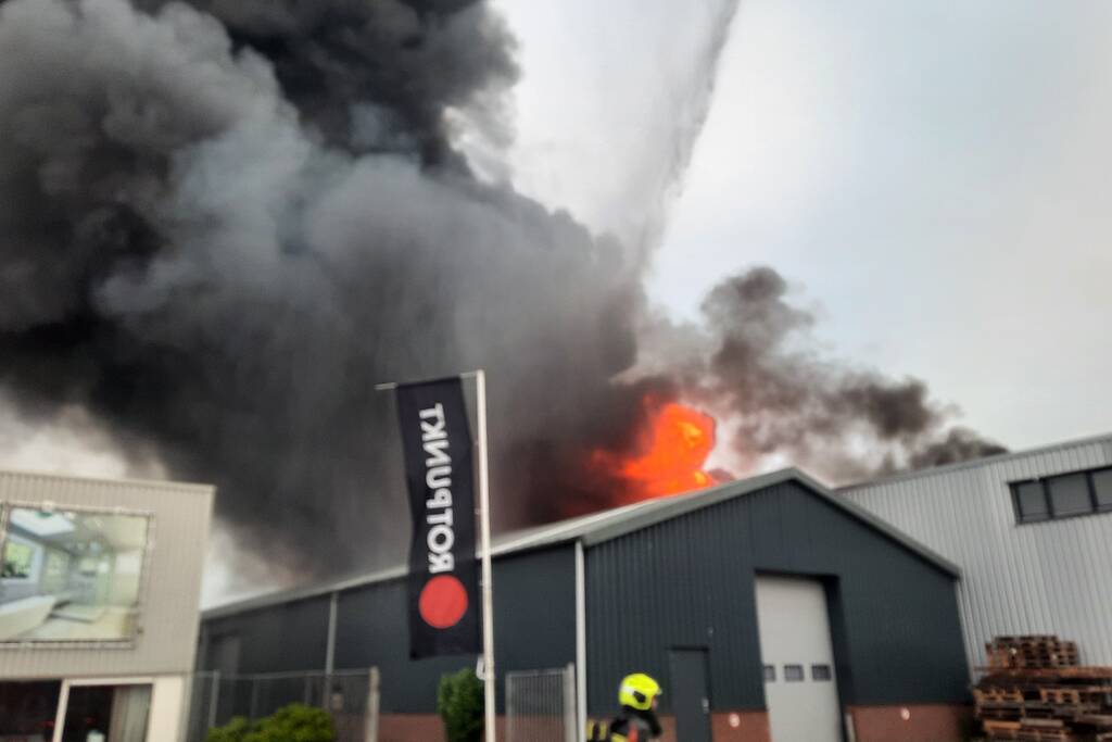 Dikke zwarte rookwolken bij uitslaande brand