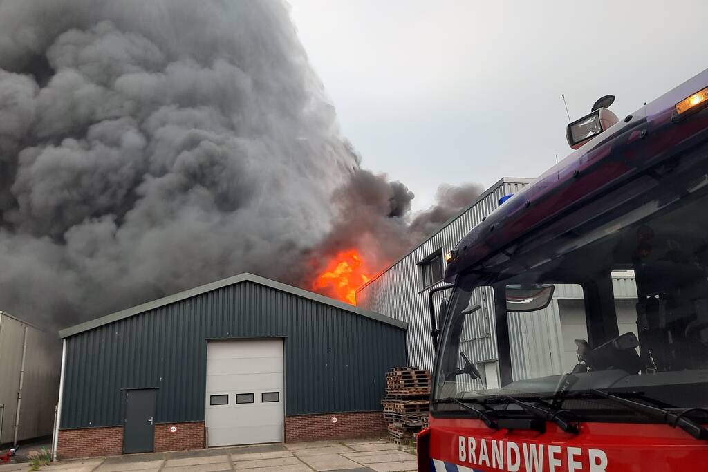 Dikke zwarte rookwolken bij uitslaande brand