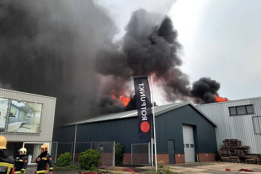 Dikke zwarte rookwolken bij uitslaande brand