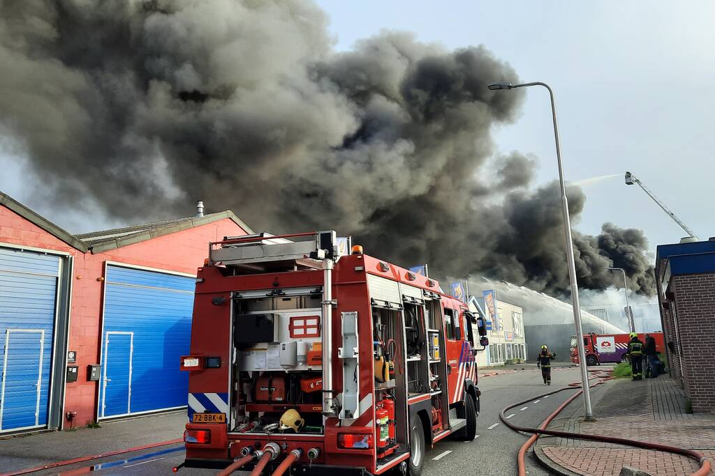 Dikke zwarte rookwolken bij uitslaande brand