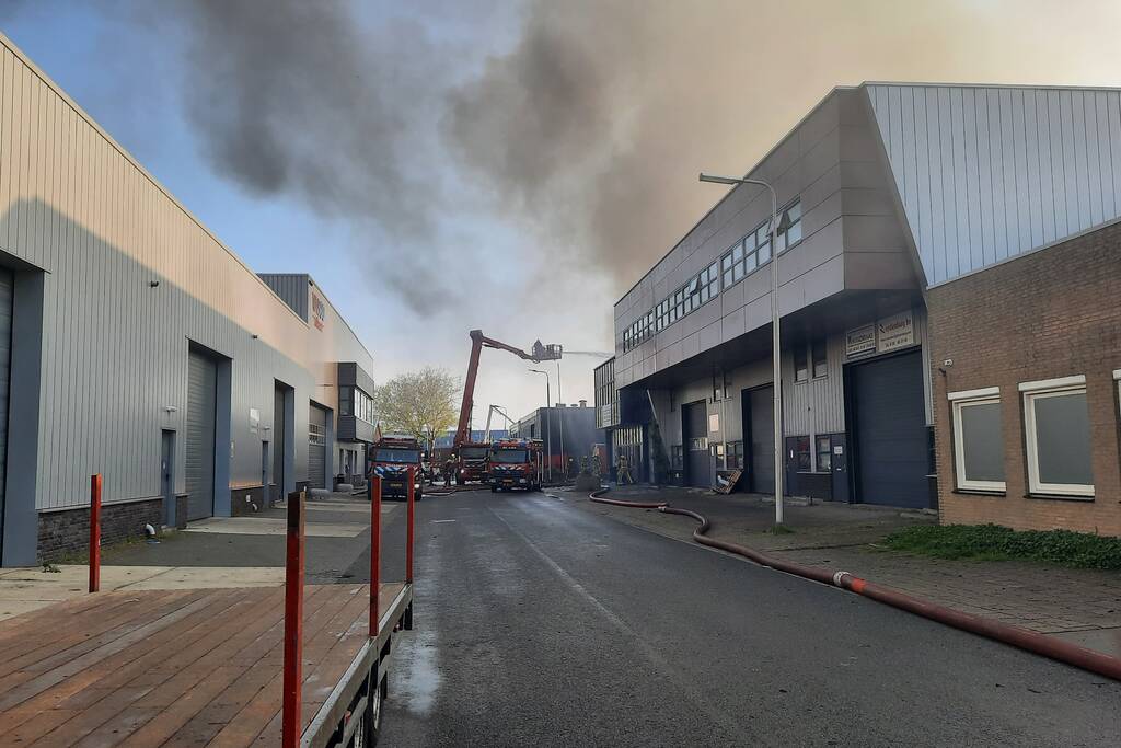 Dikke zwarte rookwolken bij uitslaande brand