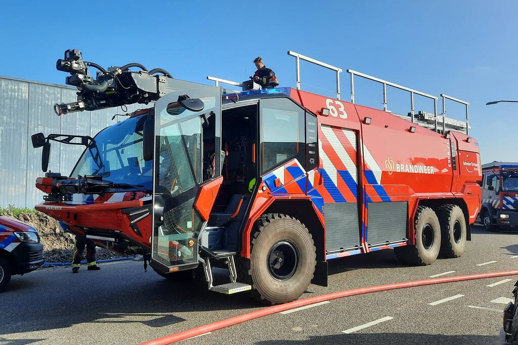Dikke zwarte rookwolken bij uitslaande brand