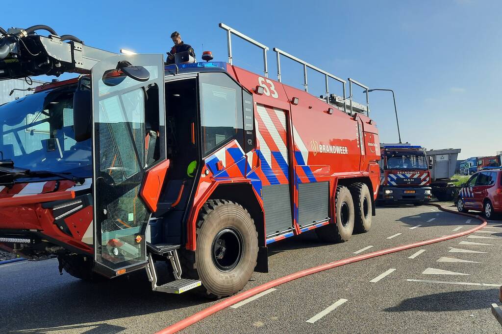 Dikke zwarte rookwolken bij uitslaande brand