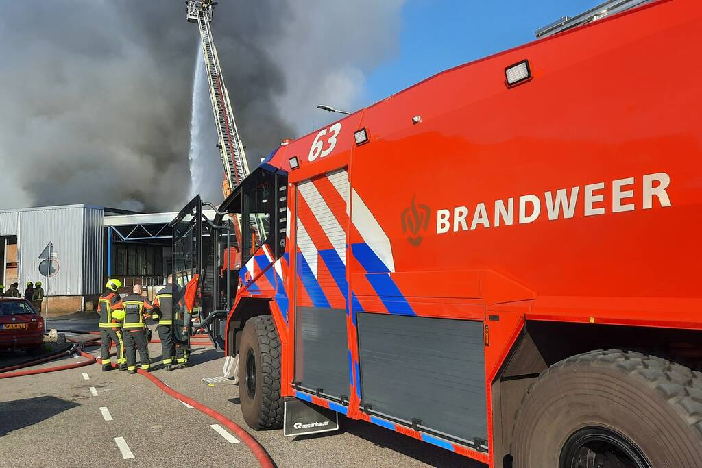 Dikke zwarte rookwolken bij uitslaande brand