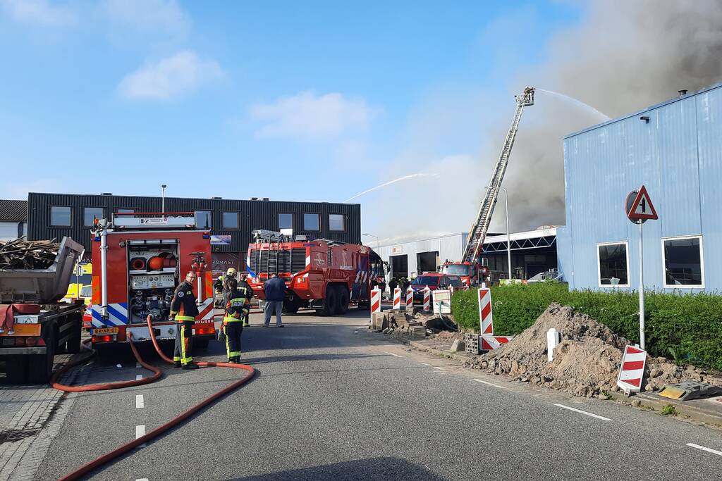 Dikke zwarte rookwolken bij uitslaande brand