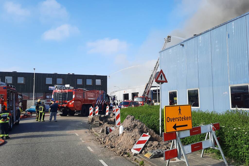 Dikke zwarte rookwolken bij uitslaande brand