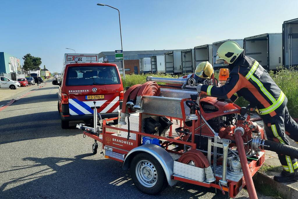 Dikke zwarte rookwolken bij uitslaande brand