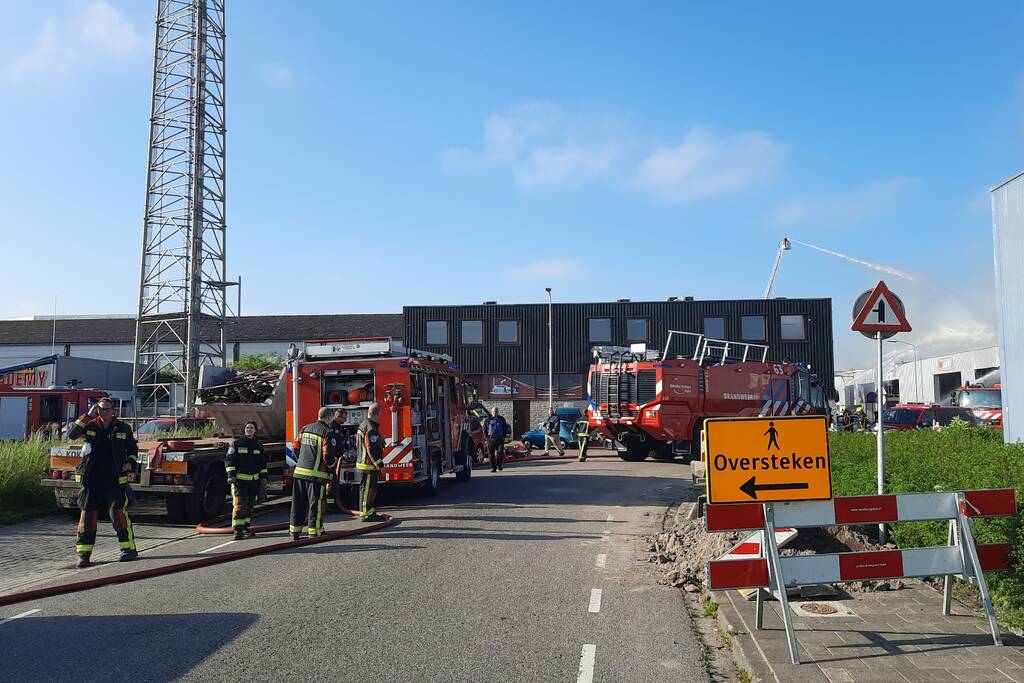 Dikke zwarte rookwolken bij uitslaande brand
