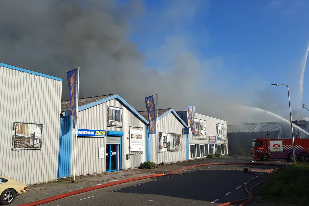 Dikke zwarte rookwolken bij uitslaande brand
