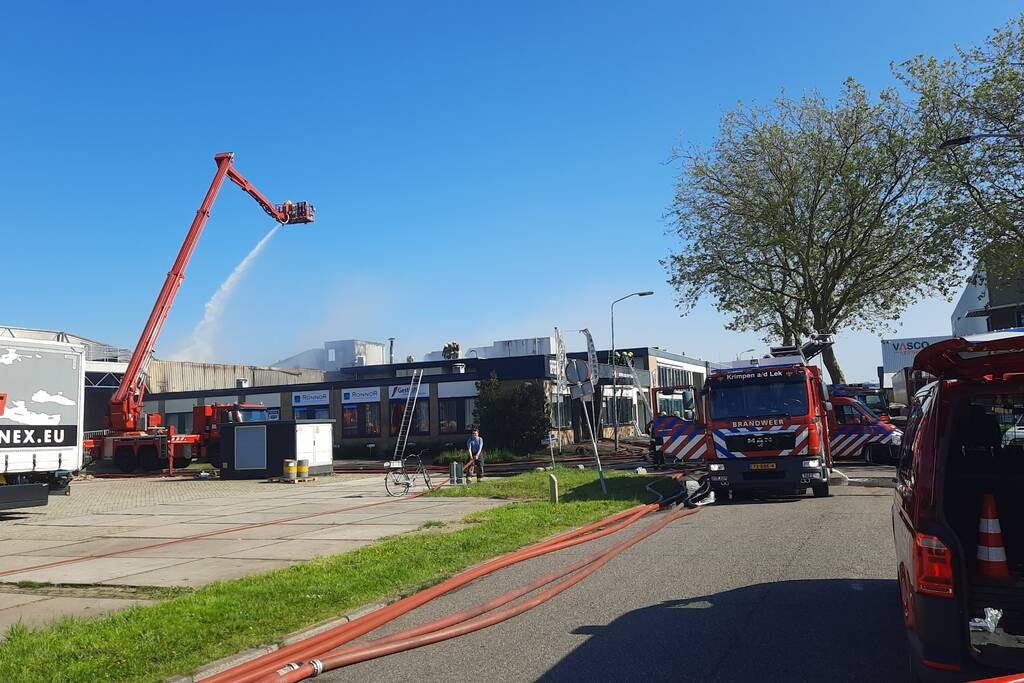 Dikke zwarte rookwolken bij uitslaande brand