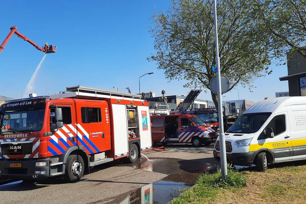 Dikke zwarte rookwolken bij uitslaande brand