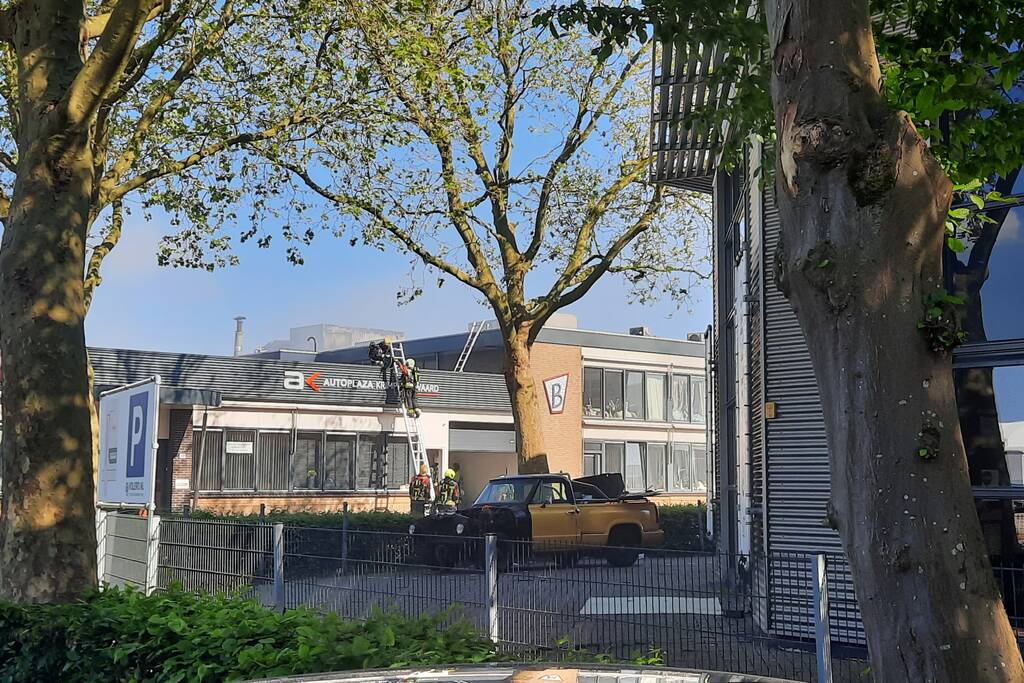 Dikke zwarte rookwolken bij uitslaande brand