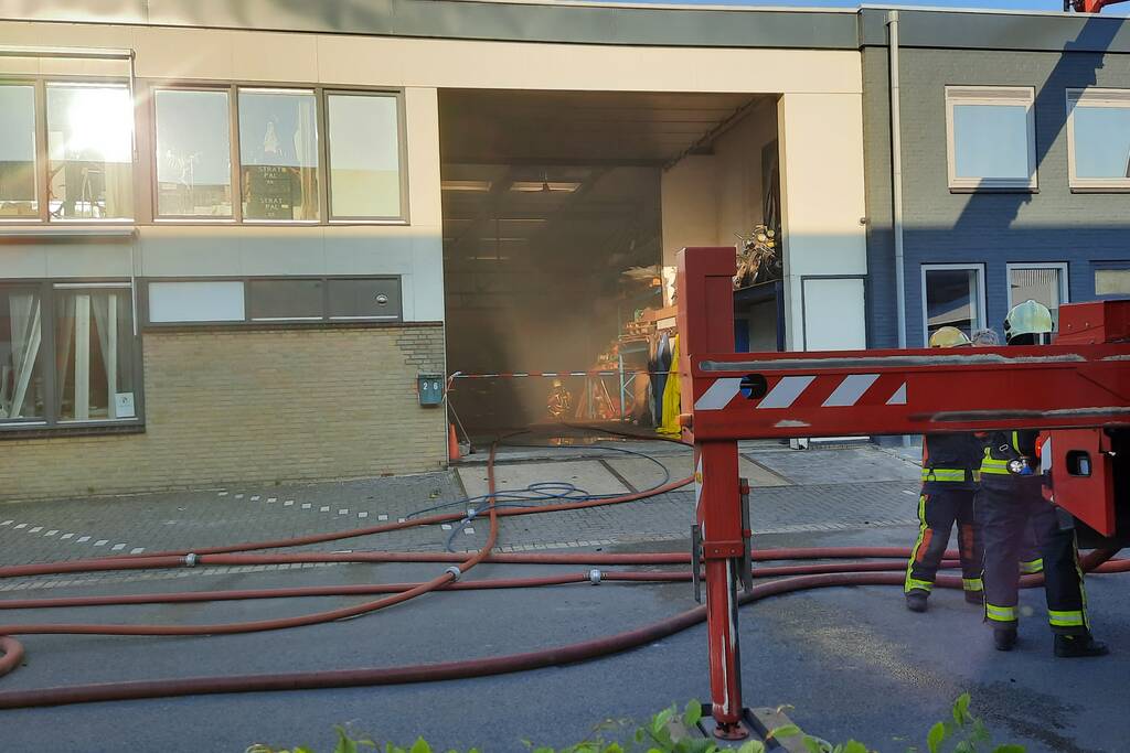 Dikke zwarte rookwolken bij uitslaande brand
