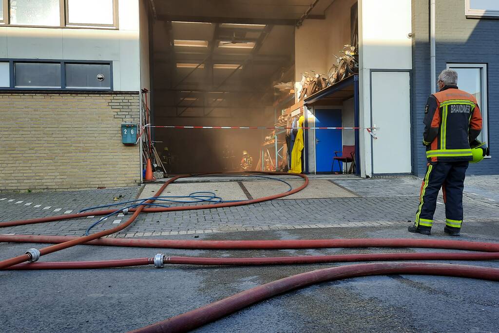 Dikke zwarte rookwolken bij uitslaande brand