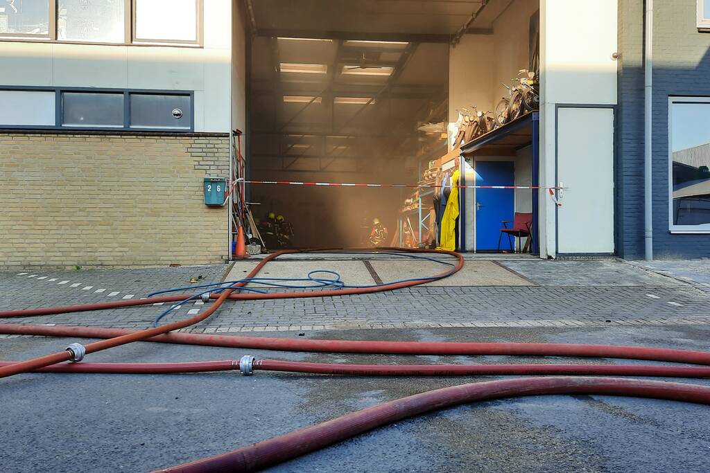 Dikke zwarte rookwolken bij uitslaande brand
