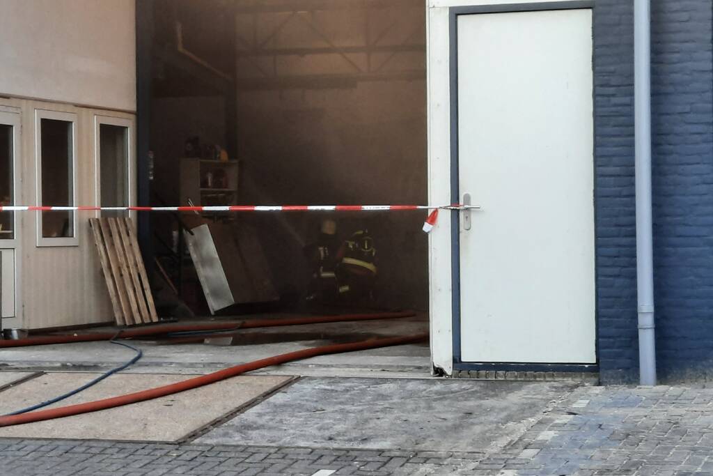 Dikke zwarte rookwolken bij uitslaande brand