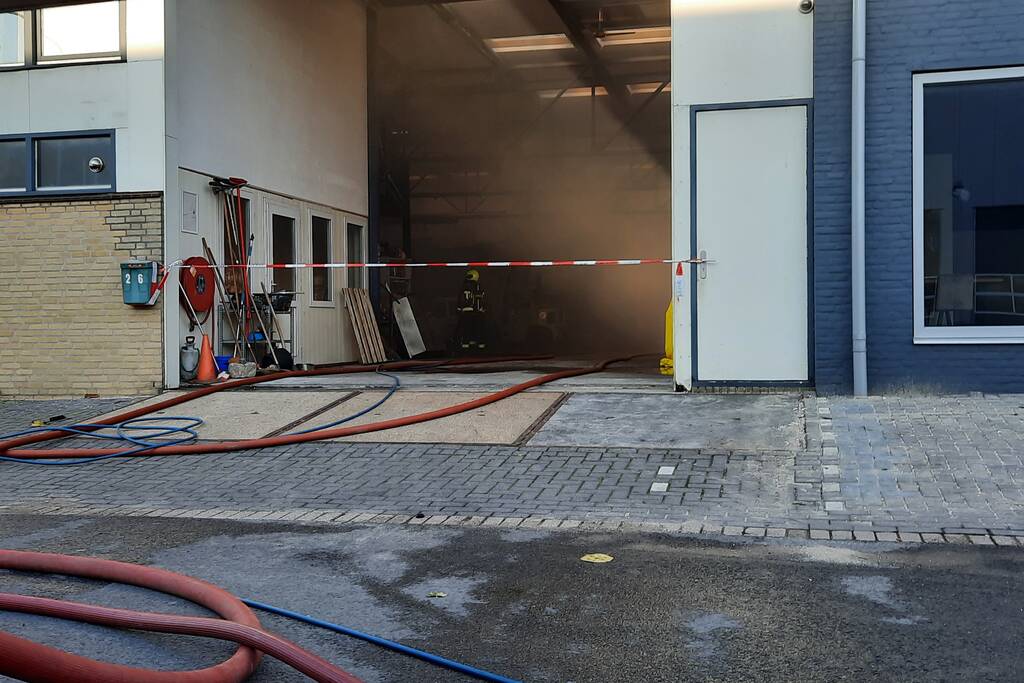 Dikke zwarte rookwolken bij uitslaande brand