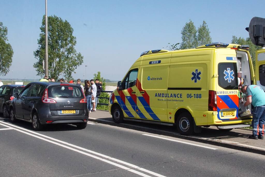Schade bij ongeval tussen drie voertuigen
