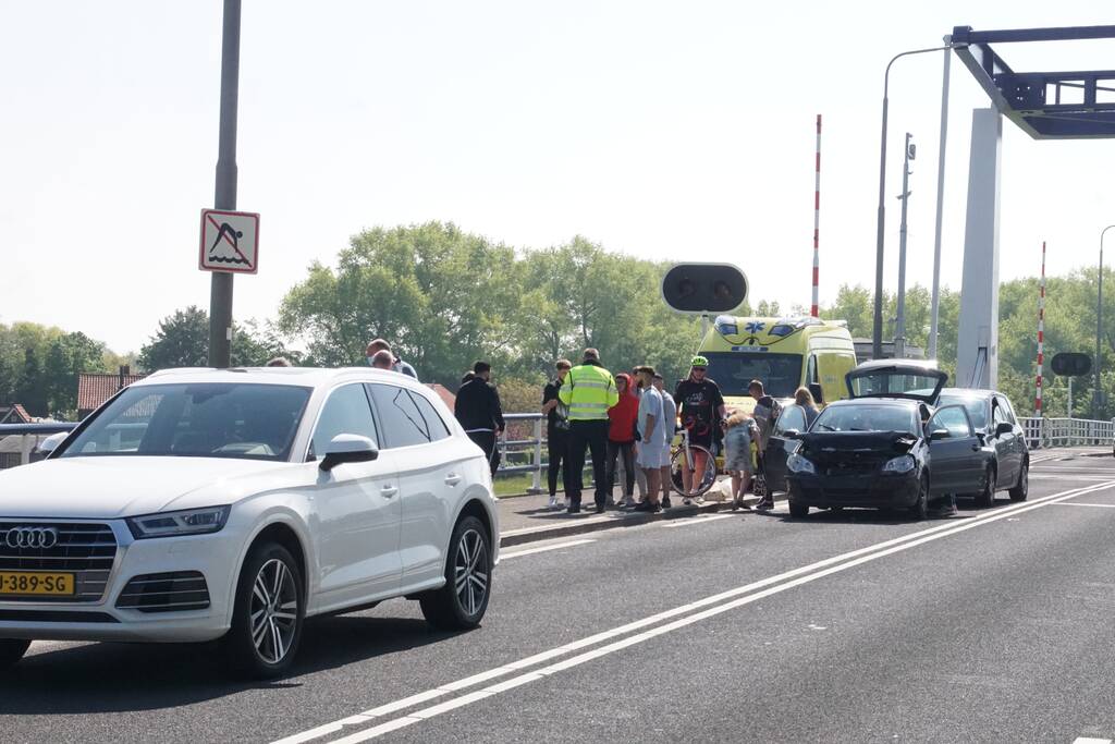 Schade bij ongeval tussen drie voertuigen