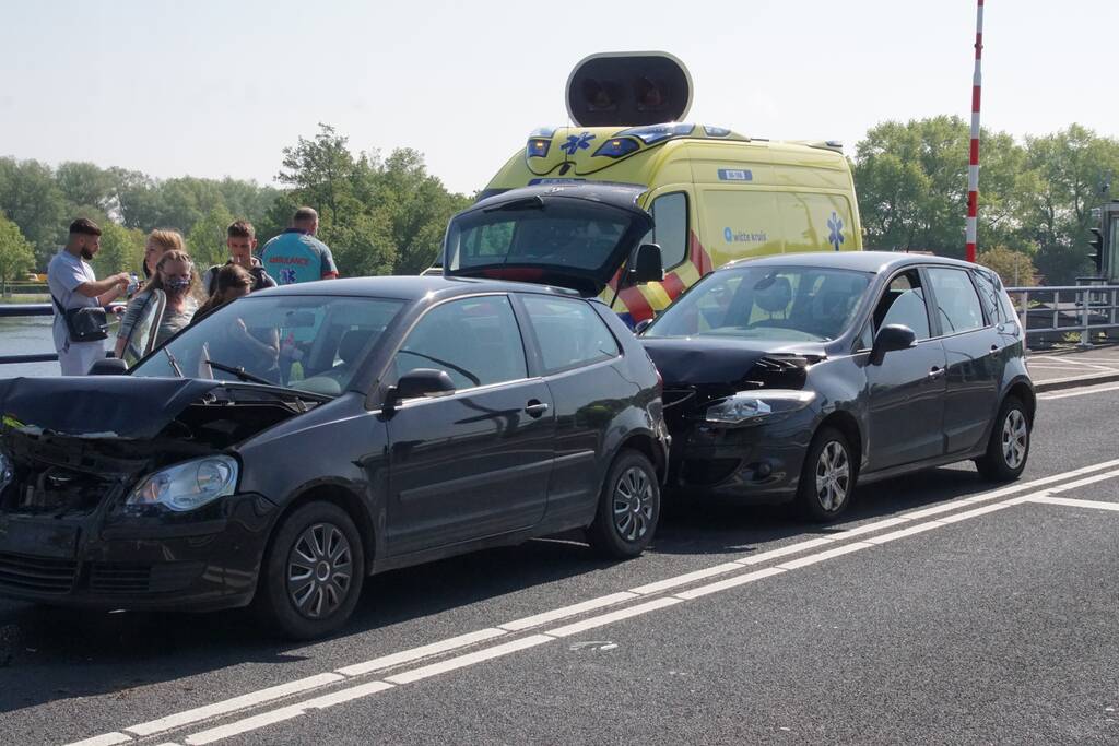 Schade bij ongeval tussen drie voertuigen