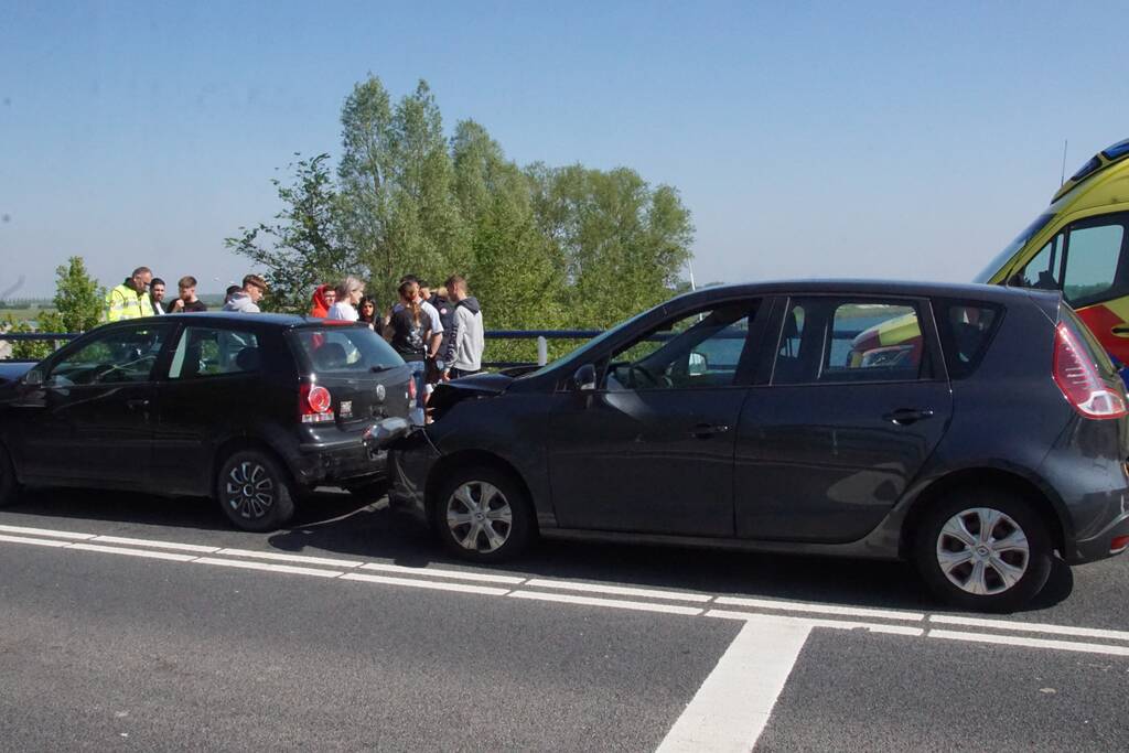 Schade bij ongeval tussen drie voertuigen