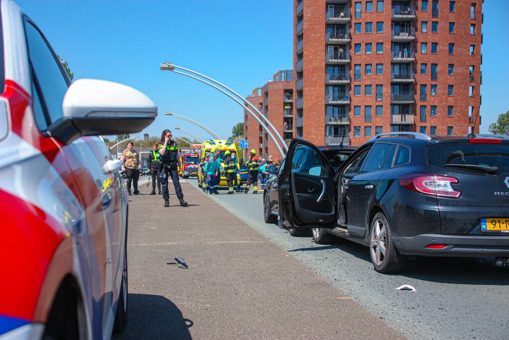 Meerdere voertuigen botsen op brug