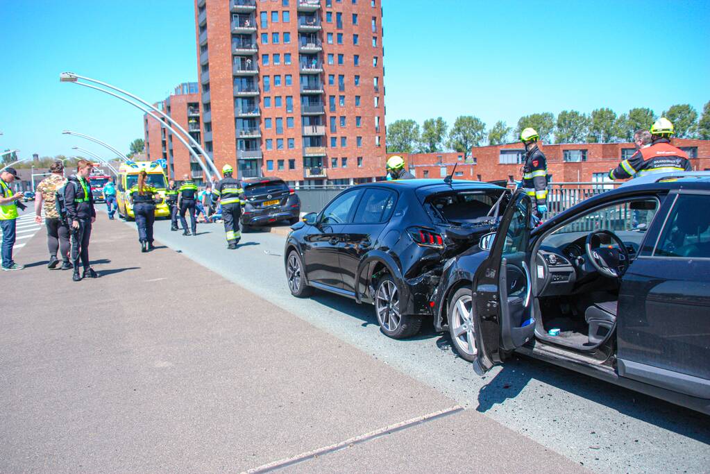 Meerdere voertuigen botsen op brug