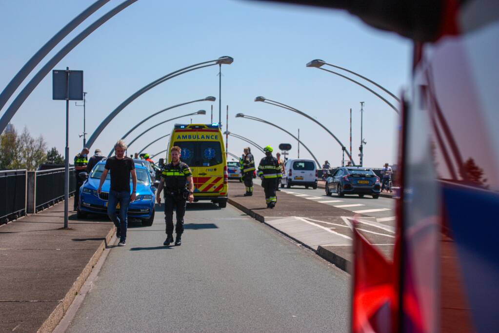 Meerdere voertuigen botsen op brug