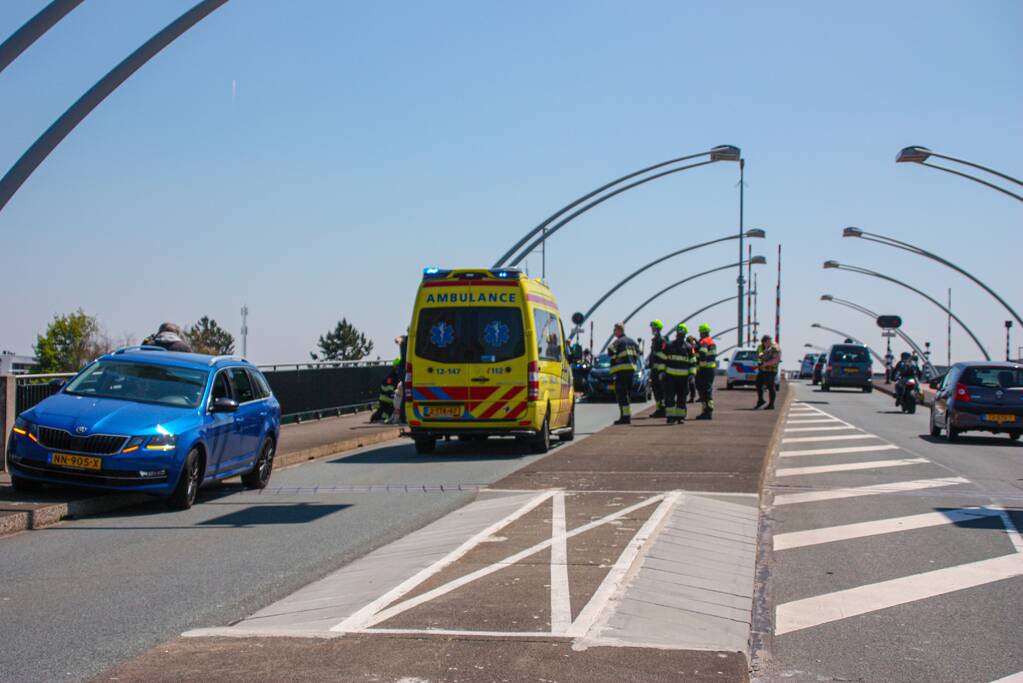 Meerdere voertuigen botsen op brug