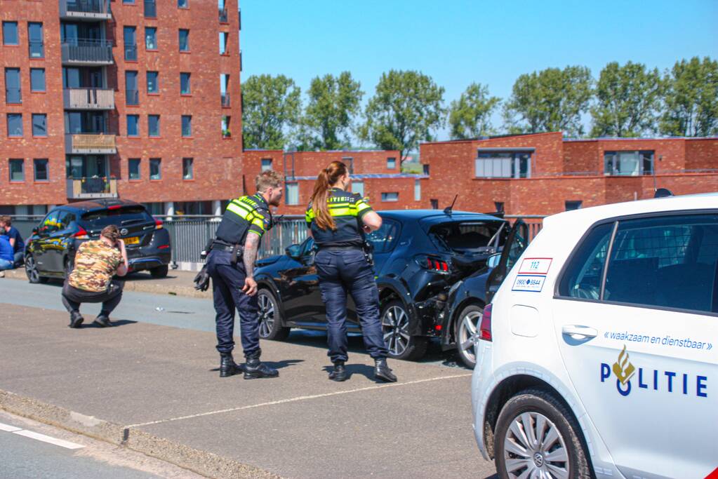 Meerdere voertuigen botsen op brug