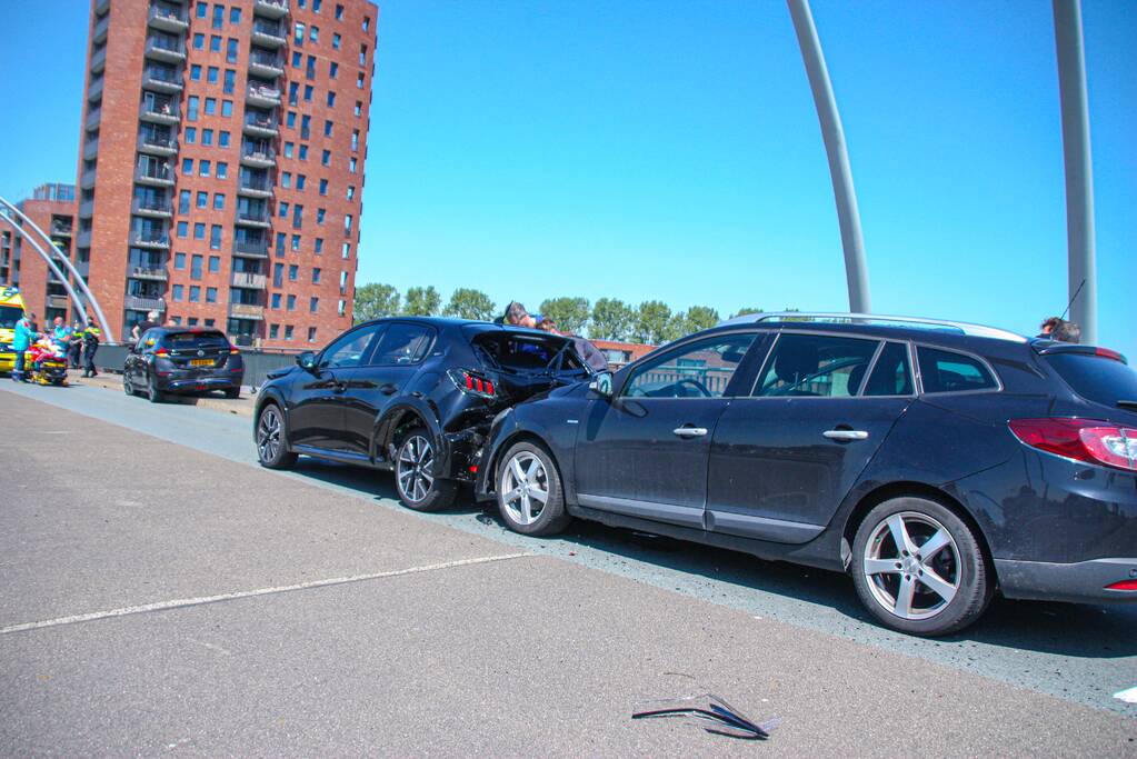 Meerdere voertuigen botsen op brug