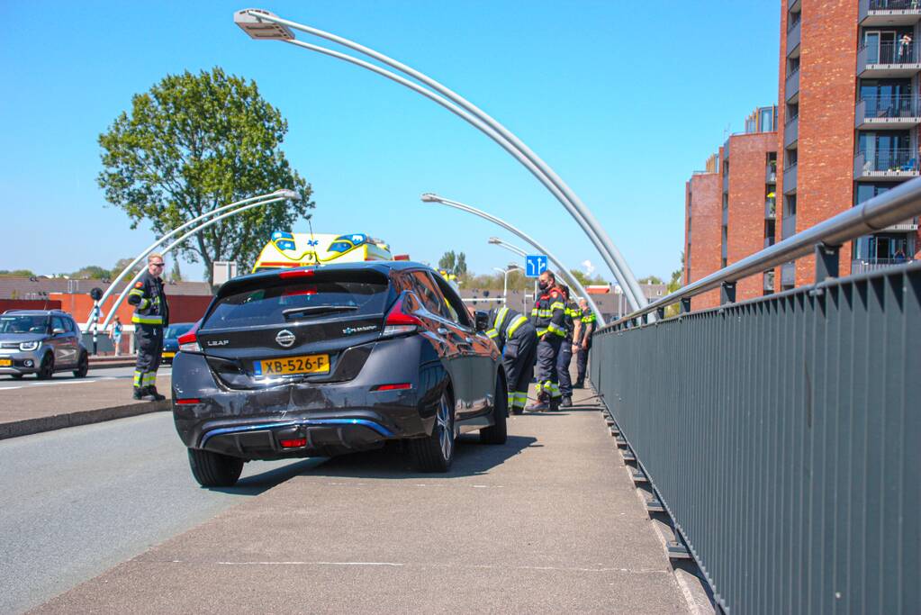 Meerdere voertuigen botsen op brug