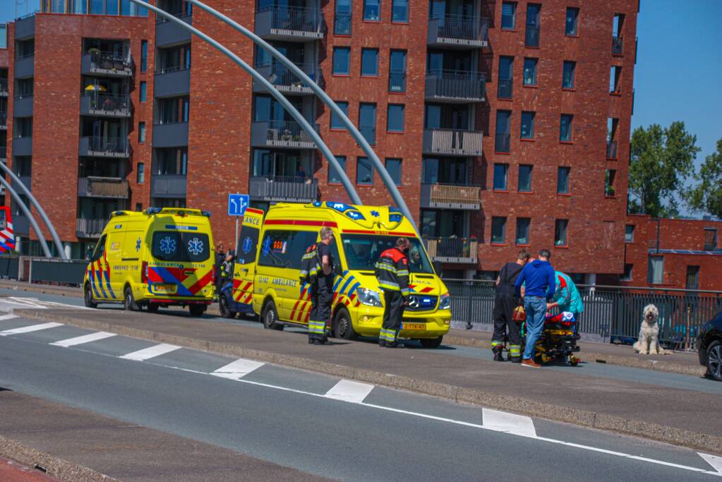 Meerdere voertuigen botsen op brug