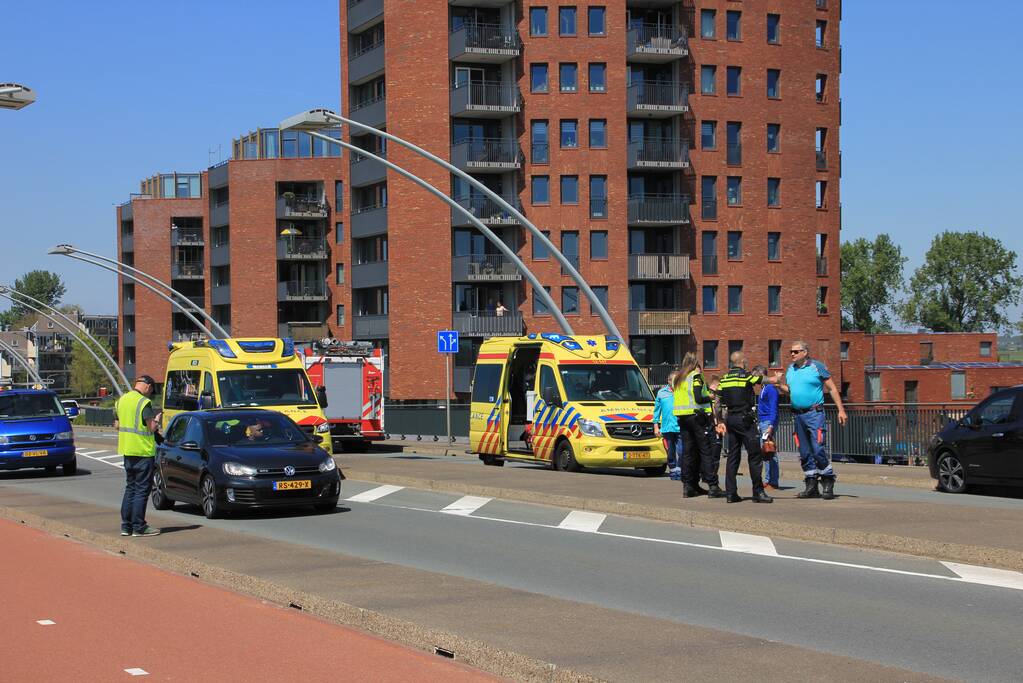 Meerdere voertuigen botsen op brug