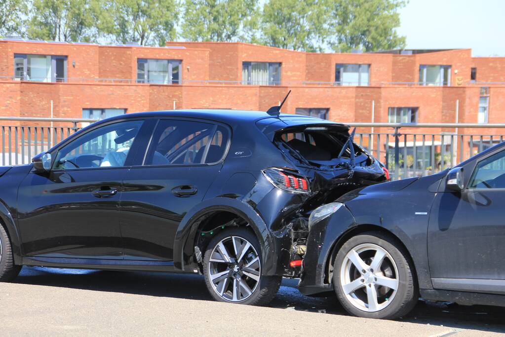 Meerdere voertuigen botsen op brug