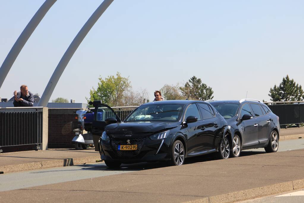 Meerdere voertuigen botsen op brug
