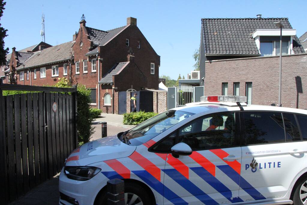Bewoonster uit woning gered bij brand