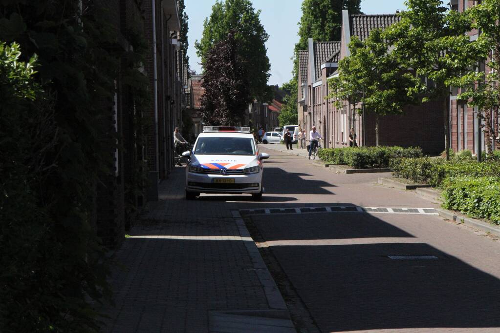 Bewoonster uit woning gered bij brand