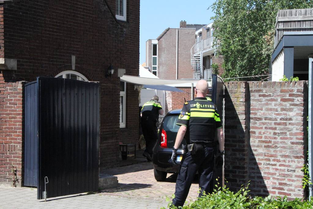 Bewoonster uit woning gered bij brand