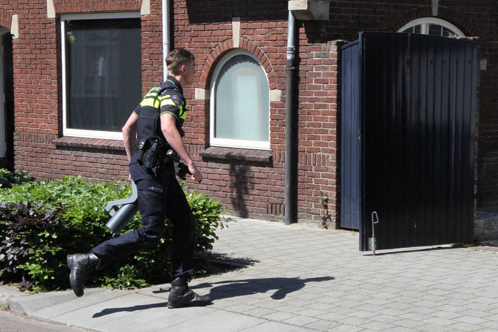 Bewoonster uit woning gered bij brand