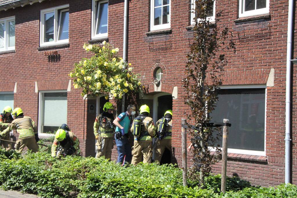 Bewoonster uit woning gered bij brand