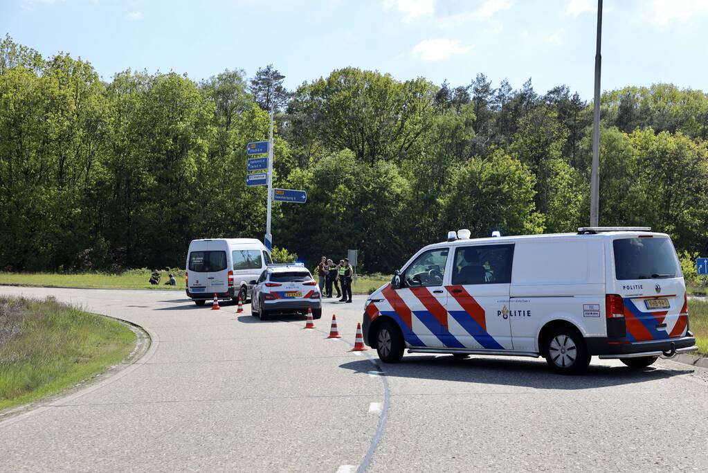Auto botst op taxibus op rotonde