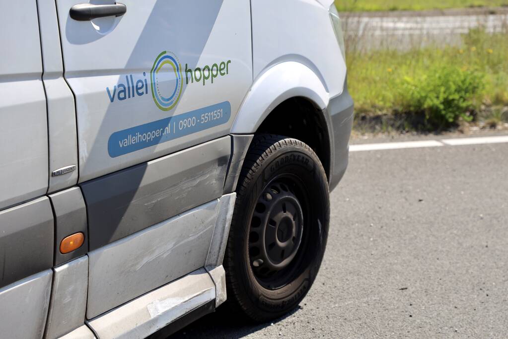 Auto botst op taxibus op rotonde