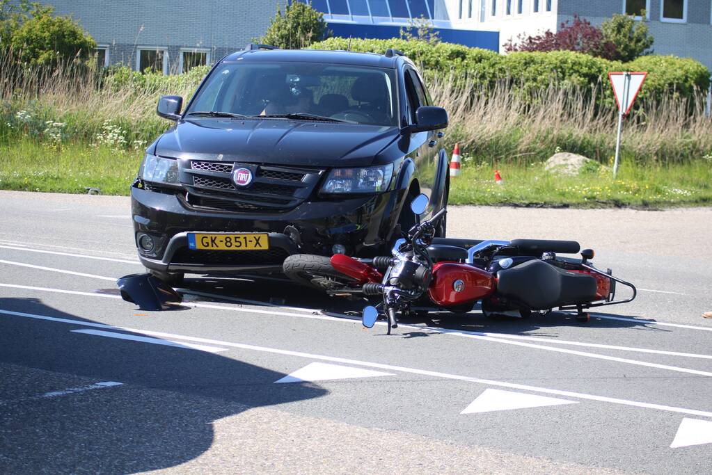 Ongeval tussen personenauto en motorrijder