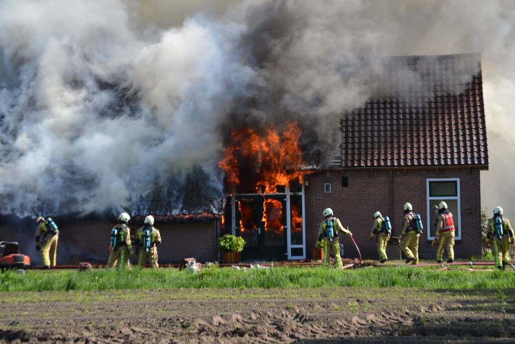 Grote brand in woonboerderij