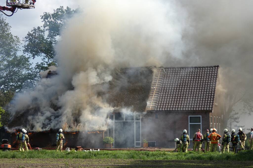 Grote brand in woonboerderij