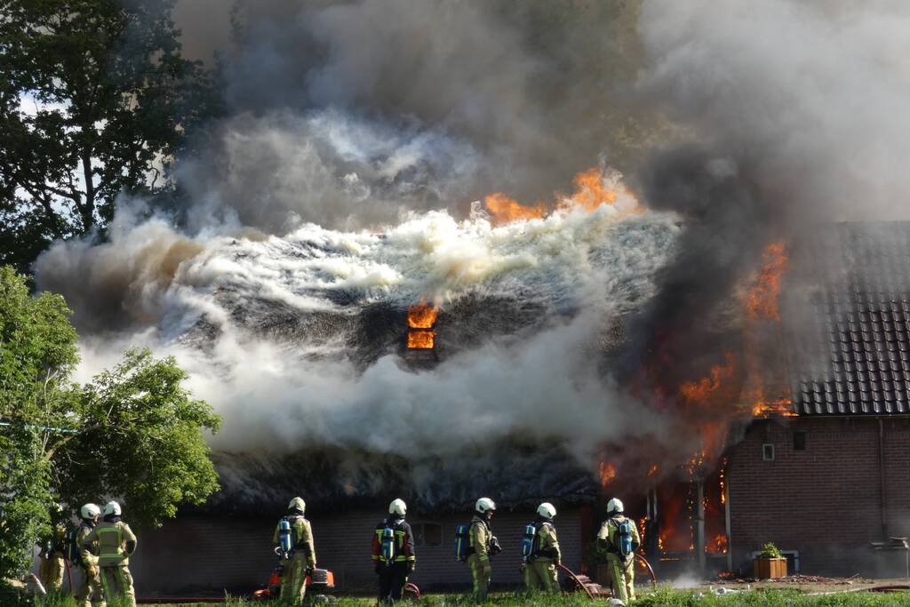 Grote brand in woonboerderij