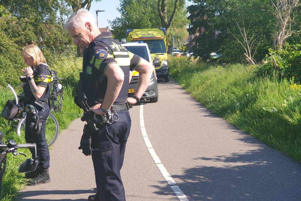 Vrouw gaat met fiets onderuit
