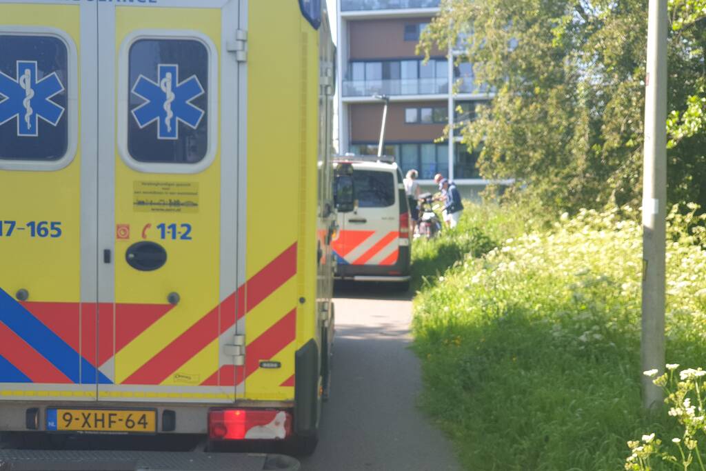 Vrouw gaat met fiets onderuit